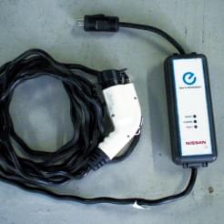 充電ケーブルを取り出します。