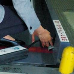 パレット側給電部に差し込みます。