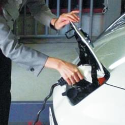 車側給電部に差し込みます。