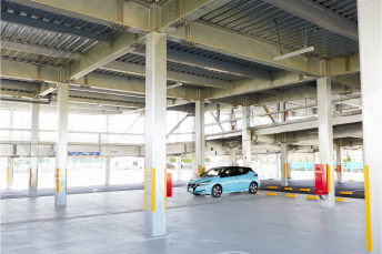 災害時に緊急車両もスムーズに入場することができるよう、天井高が高く床面がフラットなエリアを1Fに設けています。支援物資を積んだ車両はそのまま収容でき、広大なフロアは仕分け作業もしやすい等、機能性を発揮します。